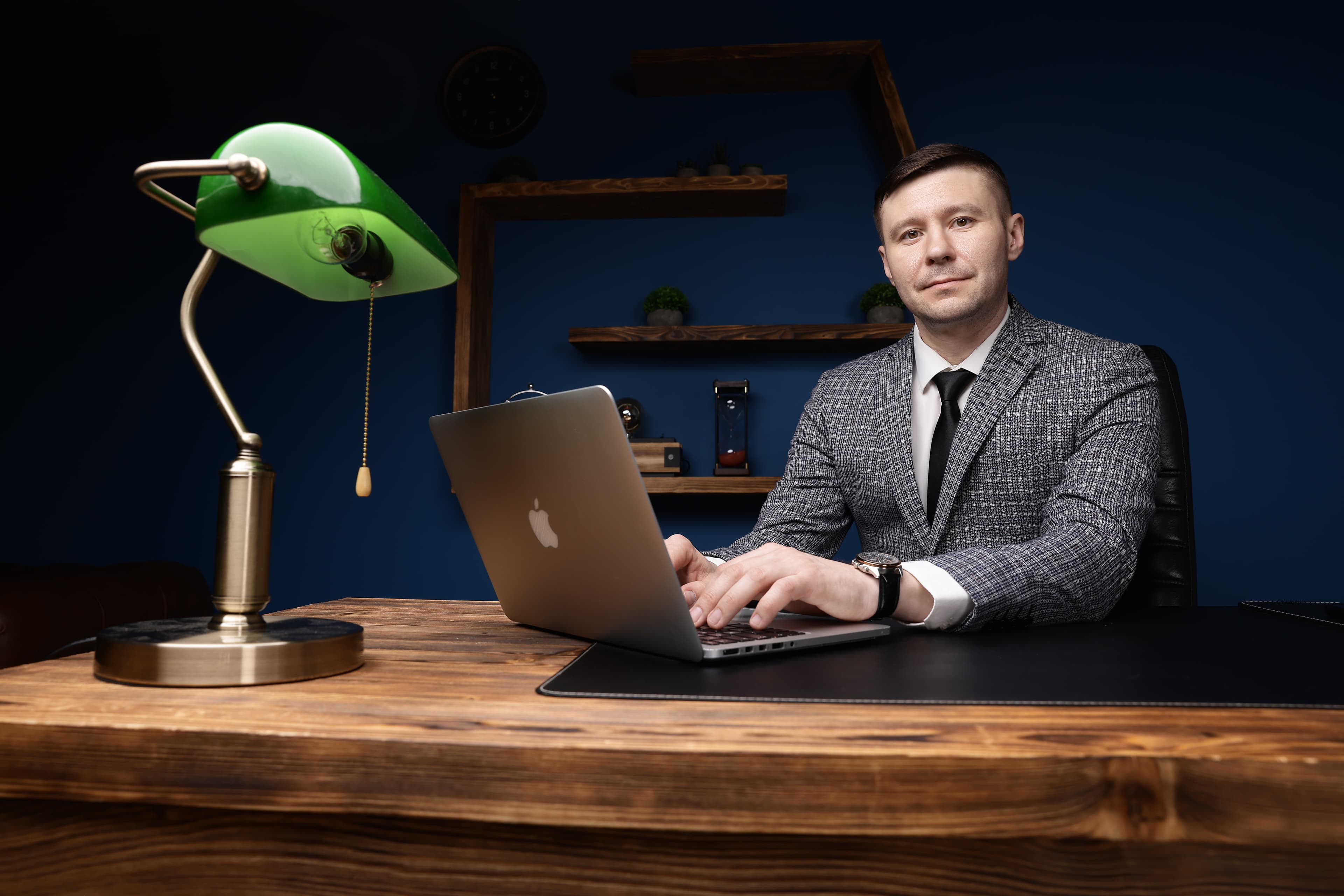 Андрей за рабочим столом с ноутбуком