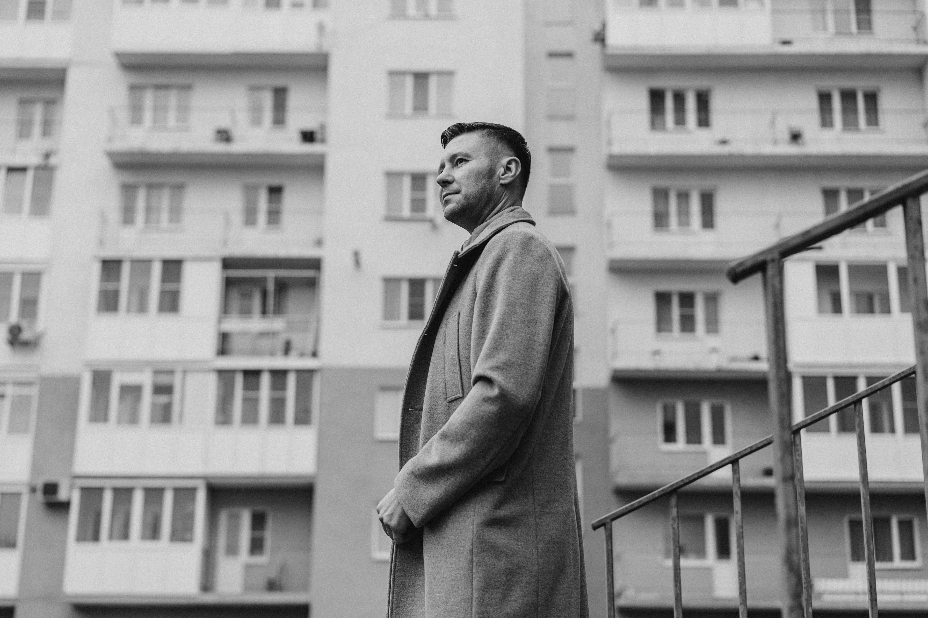 Андрей Осипов, чёрно-белый портрет в полный рост