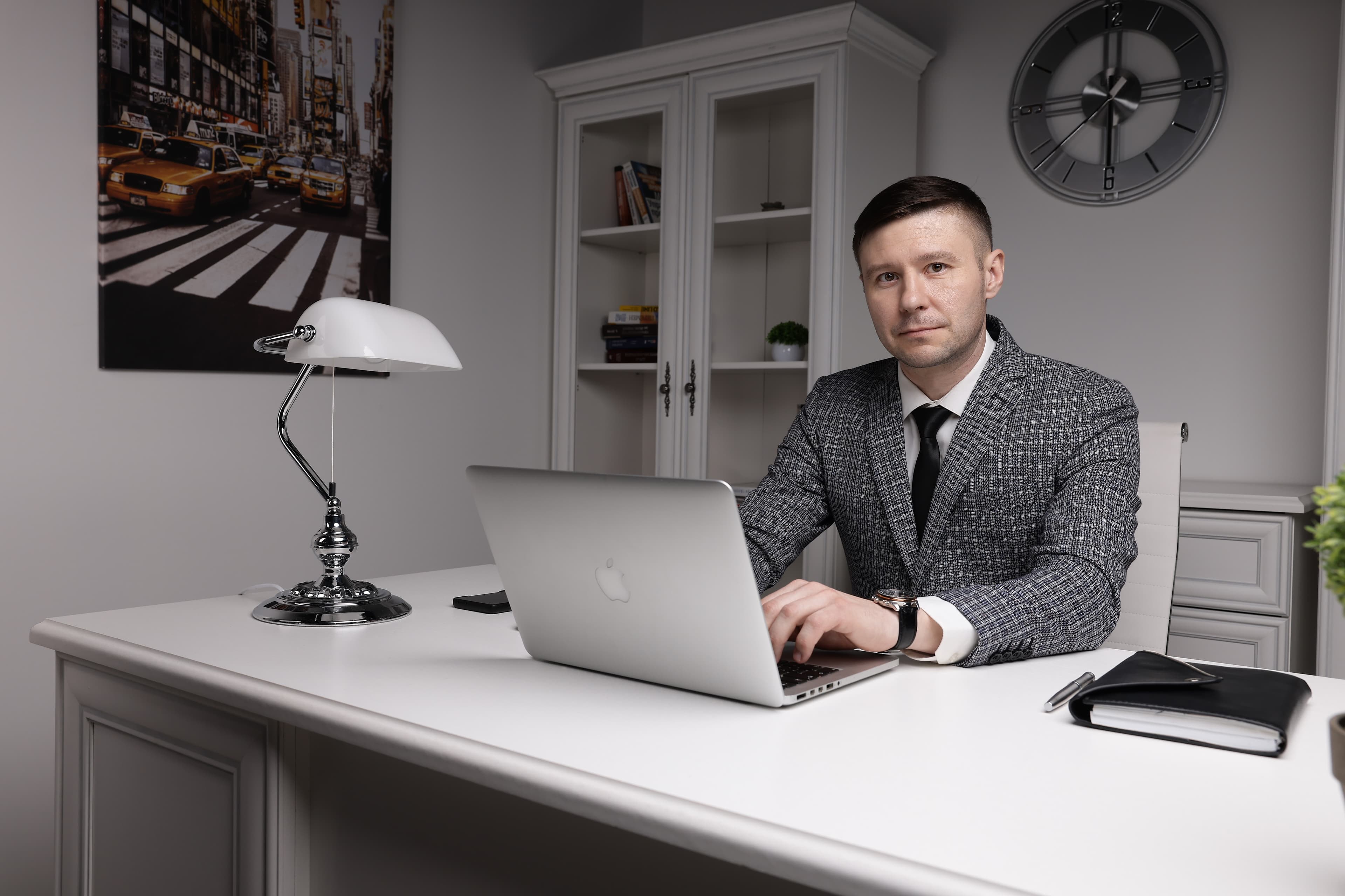 Андрей Осипов в кабинете, за ноутбуком