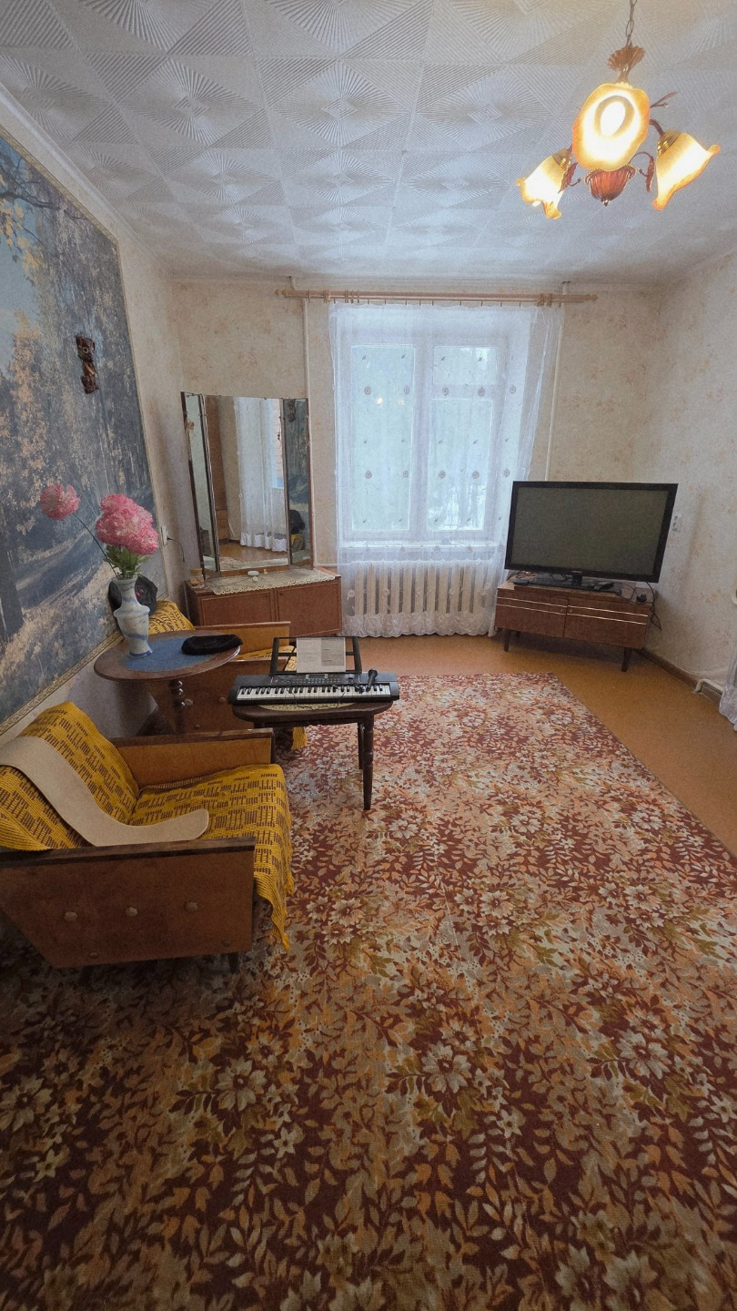 Продаётся уютная двухкомнатная квартира с изолированными комнатами в кирпичном доме. Окна выходят во двор, что обеспечивает тишину и спокойствие. В квартире
 Кухня оборудована газовой плитой и холодильником. Санузел раздельный, что удобно для семьи. Балкон позволяет наслаждаться свежим воздухом без 