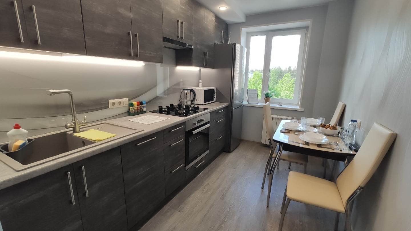 Продается объект для тех, кто не готов тратить полгода жизни на пыль, строителей и контроль смет. В квартире реализован капитальный сценарий «для себя», где внимание уделено не только эстетике, но и скрытым коммуникациям.
Инженерный фундамент:
• Полная ревизия: Стены выведены в геометрию («в ноль»),